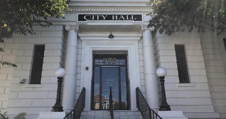 Image of City Hall in Hollister California